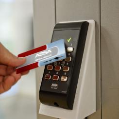 Fastighetsägarnas medlemmar har ett stort utbud av accessystem att välja bland. Assa Pando Secure är ett av dem. Det är en beröringsfri generisk läsare för ytter- och innerdörrar med krav på hög säkerhet.