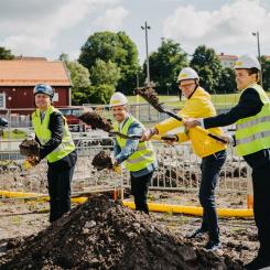 Från vänster: Robert Bengtsson VD Tuve Bygg, Hampus Magnusson ordförande i byggnadsnämnden och vice ordförande fastighetsnämnden Göteborgs Stad, Niklas Ohldin Regionchef Väst Magnolia Bostad och Måns Johansson Associate Niam.