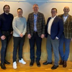 Fr v: Daniel Klerdal, strategichef Assemblin El, Claes Skogsberg, projektledare Jonicom, Robert Yao, projektledare Jonicom, Fredrik Allthin, vd Assemblin El, Joakim Källmark, vd Jonicom, Jonas Nilsson, delägare Jonicom, Stefan Amnehagen, regionchef Automation på Assemblin El. Foto: Assemblin