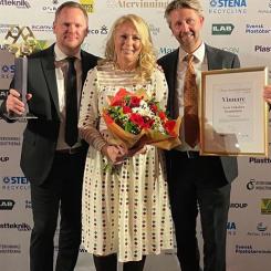 På plats för att ta emot priset för Årets Cirkulära bygginitiativ från vänster Johan Wuollet, ansvarig projektledare på Wallenstam, Karin Mizgalski, hållbarhetschef på Wallenstam och Niklas Evheden som driver Östermalmshallen Padel. Foto: Wallenstam