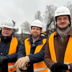 Från vänster Peter Vestberg (M) ordförande i Lejonfastigheter, Jonatan Hermansson (S), ordförande i vård- och äldreomsorgsnämnden och Elias Aguirre (S), kommunalråd och ordförande i barn- och ungdomsnämnden. Foto: Linköpings kommun