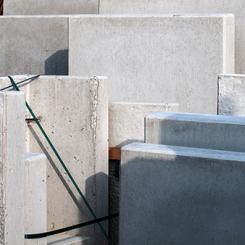 Högskolan i Borås bryter ny mark inom forskning för miljövänligare betongelement. Genom att driva ett banbrytande projekt utforskar de användningen av återvunnen betongkross och glas som bindemedel, med fokus på att minska klimatpåverkan inom byggsektorn.  Foto: Högskolan i Borås