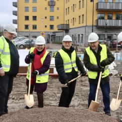 Rasmus Kumpula. Från vänster: Britt Mihlzén, Thomas Karlsson (M), Lena Christersson (S), Lennart Andersson, Rune Johansson, Emelie Andréasson. Pressbild: GBJ bygg