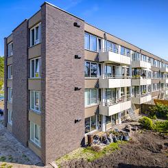Efter att ha slutfört framgångsrika nettonoll-renoveringar för småhus, beslutade bostadsorganisationen Portaal att gå vidare till
renovering av flervåningshus. Tillsammans med byggföretaget Dura Vermeer realiserades en
netto-noll djuprenovering för 110 lägenheter vid Kwangodreef, Gambiadreef och Kasaidreef i
nederländska staden Utrecht. Foto: Flickr.Energiesprong International