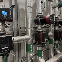 MIXIT är en kompakt lösning bestående av endast två delar: MIXIT och en pump. Detta minskar risken för fel och gör installationen både enklare och mer överskådlig. Pressbild: Grundfos