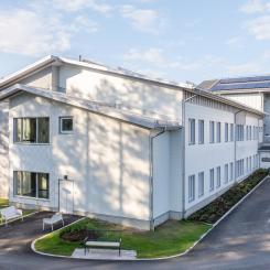 Beläget på Strömnäsbacken i utkanten av Piteå hittar man Skogsgården, ett vård- och omsorgsboende ritat av Tengbomgruppen. Bildrättigheter: Rockpanel