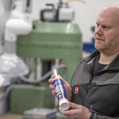 ”Den täta konstruktionen är en lågt hängande frukt”, säger Kenneth Holm Andersen, utvecklingschef för lim- och fogprodukter på Dana Lim. Pressbild: Dana Lim