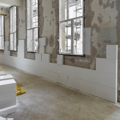 De ökande fuktproblemen i byggsektorn understryker behovet av material som kan reglera fukt och förebygga mögel i själva konstruktionen. Här kan diffusionsöppna lösningar spela en viktig roll, eftersom de hjälper väggarna att släppa ut fukten i stället för att kapsla in den.

Foto: Xella