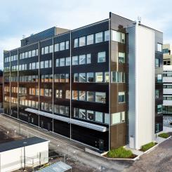 ”Börsen H1 är ett spännande projekt där våra fasadskivor verkligen kommer till sin rätt. Rockpanels produkter är särskilt anpassade för att klara väder och vind, inklusive det nordliga klimatets tuffa förhållanden. Vi är väldigt glada och stolta över att ha fått förtroendet att leverera material till en byggnad som är en så viktig del av Kirunas stadsutveckling”, säger Robert Onar, Area Sales Manager på Rockpanel.

Bildrättigheter: Rockpanel