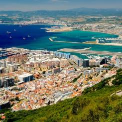 Nu upphör bilkörningen över start- och landningsbanan i Gibraltar i och med att en ny tunnel har invigts. Foto: Michal Mrozek/Unsplash