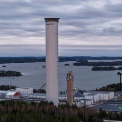 Prysmian Tower är inte bara ett landmärke som sträcker sig mot himlen. Byggnaden spelar också en viktig roll i energiomställningen, tack vare produktionen av toppmoderna sjökablar för överföring av förnybar energi. (Foto: ©Teemu Kiiskinen).
