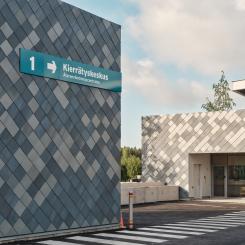 Nu har Kivikko Sortti-stationen, med återanvänd titanzink från Rheinzink på fasaderna, vunnit priset German Design Award 2025 i kategorin Excellent Architecture. Foto: Kivinen Rusanen