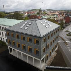 Valet av skiffer från wienerberger till tak och fasad blev centralt för visionen: ett levande material med textil känsla – ett subtilt eko av Borås textila arv. (Foto: R3 Studio)