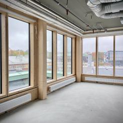 Ett av Staticus viktigaste utvecklingsområden är det träbaserade hybridfasadsystemet HUF, ett innovativt alternativ till traditionella aluminiumfasader, som bland annat har använts vid Textiltorget i Stockholm.