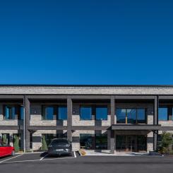 Med fasadtegel från wienerberger ville Puts & Tegel i Örebro AB visa att traditionella byggmetoder kan skapa moderna och hållbara miljöer – samma filosofi som familjeföretaget har haft sedan 1970.

Foto: wienerberger