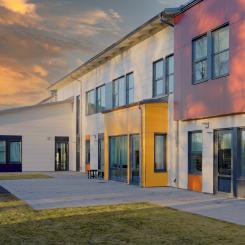 Till fasaderna på Målilla skola valde LBE arkitekt, tillsammans med Skanska, ut hållbara fasadskivor från Rockpanel i fem olika färger. Med dessa kunde arkitekterna skapa en byggnad som både sticker ut och smälter in med skolans existerande byggnader. Bild: Rockpanel
