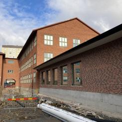 Byggarbetet på Hästhagsskolan är i full gång. Här har man valt att klä de nya skolbyggnaderna med både kopparrött och grönglaserat fasadtegel från Wienerberger. Foto: Wienerberger