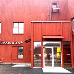 Den naturnära omgivningen har präglat gestaltningen, med träfasader och kulörer inspirerade av traditionella byggnader. Interiört har barnens perspektiv varit centralt. (Foto: Gerflor)