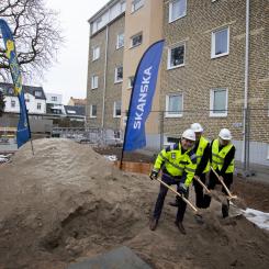 Fredrik Andersson, Skanskas regionchef, Kent Andersson, HSB Malmös ordförande och Ann Kajson Carlqvist, Trelleborgs kommunstyrelses ordförande, tog ett spadtag i sandlådan. Foto: HSB