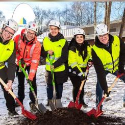 Jimmy Blomqvist Larsson (S), styrelseordf. Signalisten, Jonas Petersson, regionchef Veidekke Bygg Stockholm, Sara Kukka-Salam (S), kommunstyrelsens ordf. i Solna stad, Vanessa Santos, projektledare Signalisten och Lars Jolérus, vd Signalisten. pressfoto: Magnus Liam Karlsson
