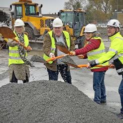 Carina Wutzler, kommunstyrelsens ordförande i Vellinge kommun, Tony Rosén från byggande styrelse, Ulrika Nyström, Affärsområdeschef på Riksbyggen Bostad och Rickard Wollberg från NBI Bygg AB. Pressbild: Riksbyggen