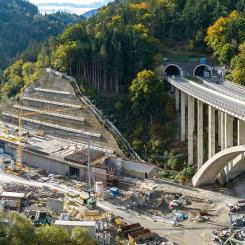 Byggnadsarbetet i Sillravinen inkluderar flera moment: byggandet av det norra portalområdet för Brenner Basistunnel, två stålbroar över Sillfloden, en 130 meter lång täckt tunnel vid foten av Bergisel och en 290 meter lång stödmur. Dessutom omfattar projektet flodtekniska åtgärder, som att säkerställa fiskens passage och förbättrat översvämningsskydd. Foto: Brenner Basistunnel-projektet