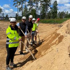 Spadtaget togs av projektledare på OBOS, GBJ, Tabergs entreprenad och kund. Foto: OBOS