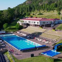Brunstorpsbadet är en anläggning från 1960-talet, och många av rören under marken är lika gamla. För att badet ska kunna öppna igen måste hela rörsystemet bytas ut, vilket gör att badet inte kan öppna sommaren 2025. Foto: Jönköping kommun