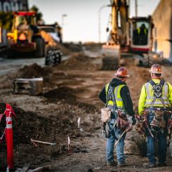 Entreprenören ska säkerställa att de som arbetar på ett bygge har en grundläggande kunskap om brandriskerna. Det måste även finnas handbrandsläckare på byggarbetsplatsen. 
Foto: Daniel Meki.