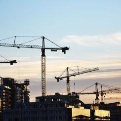 Ju större och mer komplexa byggprojekten är, desto svårare blir det att upprätthålla kontroll och ansvar i hela entreprenadkedjan. Foto: Arbetsmiljöverket