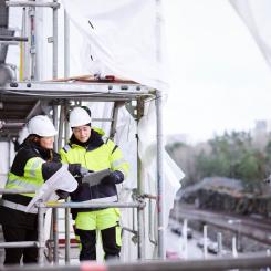 Arbetsmiljöverket genomför en nationell tillsynsinsats med fokus på hur arbetsgivare och byggarbetsmiljösamordnare (BAS-U) arbetar för att förebygga fallrisker från tak, ställningar, hissar och arbetsutrustning som skyliftar.
Bildkälla: Arbetsmiljöverket