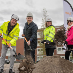 Fr v. Fredrik Andersson, koncernchef på Contractor, Niklas Säwén, vice ordf. i kommunstyrelsen, Johanna Frelin, vd Riksbyggen och Christina Normelli, blivande boende i projektet. Foto: Evelina Ytterbom