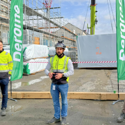 Byggstarten markerades med ett symboliskt modullyft. Personer fr. vänster. projekt- och anbudschef Andreas Ölmeby, entreprenadchef Jesper Tomasini. Båda från Derome BoPartner. Patrik Westin, vd Derome Fastighet. Pressbild: Derome