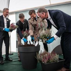 Från vänster Anders Nygren, vd Hufvudstaden, Henrik Bergman, regionchef NCC Göteborg, Hampus Magnusson, Ordf. byggnadsnämnden i Göteborg och Fredrik Ottosson, affärsområdeschef Hufvudstaden Göteborg. Foto: Erika Arnadottir