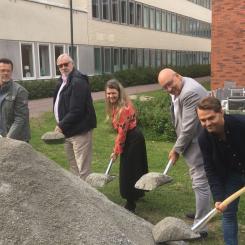 Martin Ullgren projektchef Regionfastigheter, Bo Brännström (L) fastighetsnämndens ordförande, Sofia Jarl (C) hälso- och sjukvårdsnämndens ordförande, Ulf Berg, (M) regionstyrelsens ordförande och Michael Sundhäll, vd Byggdialog tar ett spadtag. Foto: Region Dalarna