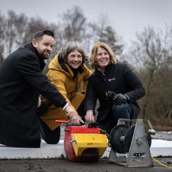 Från vänster: Johannes Hulter – ordförande i Göteborgs Stads stadsbyggnadsnämnd, Ulrika Nyström - affärsområdeschef på Riksbyggen, Johanna Frelin - vd på Riksbyggen Pressbild: Yousef Boussir, Göteborgs Stad