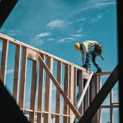 Byggande står för cirka 40 % av den totala energiförbrukningen och för 40 % av [faktaark_byggeri_dadocx.pdf (mim.dk)]materialförbrukningen i EU. Det innebär ett akut behov av åtgärder, men också en stor potential att bidra till den gröna omställningen. Foto: Svanen