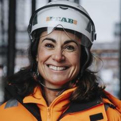 Utbildning är enligt Camila Buzaglo nyckeln till att forma sitt eget liv och framtid. Samtidigt är Peabskolan en viktig del av Peabs strategi för kompetensförsörjning. En hög andel egenanställda yrkesarbetare är en central del av företagets affärsmodell. Pressbild: Peab