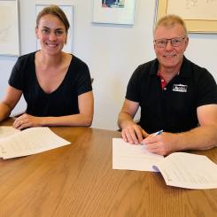 Caroline Dieker (M), kommunstyrelsens ordförande och Peter Letskog, vd för ÅV-Bygg, har skrivit på kontrakt för om- och tillbyggnaden av Hammars skola. Foto: Askersunds kommun