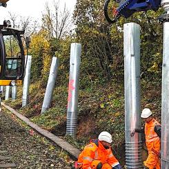 Montering av nya bullerskärmar vid tyska järnvägen. Foto: Deutsche Bahn AG / Franziska-Victoria Kaiser.
