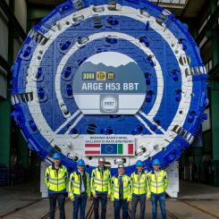 Den första av de två tunnelborrningsmaskinerna för byggpartiet "H53 Pfons-Brenner" i Brenner-bastunneln inspekterades och testades framgångsrikt. Den dubbelskärmade TBM 'Wilma', med en borrdiameter på 10,37 meter, en längd på cirka 180 meter och en vikt på 2 600 ton (inklusive back-up), inspekterades och testades i går vid Herrenknecht-fabriken i Schwanau, Tyskland. Foto: BBT