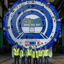 Vid ceremonin närvarade representanter från BBT SE och ARGE, ett konsortium som består av Porr Bau GmbH, Marti GmbH Austria och Marti Tunnel AG Schweiz. Martin Gradnitzer och Gilberto Cardola, styrelsemedlemmar i BBT SE, uttryckte sin stolthet:
– Inte mindre än sju tunnelborrmaskiner har redan grävt sig igenom berget, och idag är vi stolta över att fira starten för de två sista. Ett stort tack går till alla arbetare på våra byggplatser. Foto: BBT