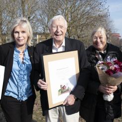 Curt Salomon-Sörensen tog emot utmärkelsen i Eslöv. Från vänster syns Catharina Malmborg, Eva Hallberg, Curt Salomon-Sörensen , Eva Hagenfeldt och Johan Andersson. Foto: Eslövs kommun