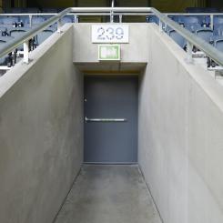 Bilden visar en ståldörr, tillverkad av Daloc, och finns på Friends Arena i Solna. Dörren har utrymningsbeslag för att möjliggöra en snabb evakuering i en nödsituation. 
Foto: Daloc