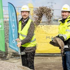 Dan Engstrand (M), kommunalråd i Järfälla kommun och Björn Bergman, Regionchef Öst, Magnolia Bostad tar tillsammans det första spadtaget för Brokvarteret i Barkarby. (Foto: Niklas Lindgren)