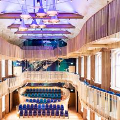Fullt utrustad konsertsal, projektor, ljus och ljud.