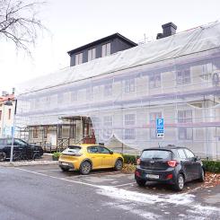 Fasaden renoveras på Skolgatan 2. Foto: Skövdebostäder