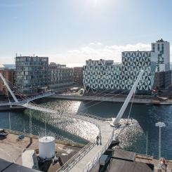 Varvsbron invigdes i september 2021 och knyter ihop den nya stadsdelen Oceanhamnen med Helsingborgs centrum och centralstation. Bron är en viktig länk som gör att gående och cyklister från centrum och Oceanhamnen kan nå bostäder, kontor, tåg, bussar och färjor på någon minut. Foto: Lotta Wittinger