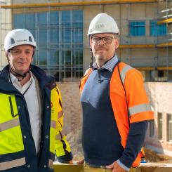 Husein Abdulah, projektledare och Kristoffer Daag (L), ordförande i utbildnings- och kulturnämnden. Pressbild: Burlövs kommun