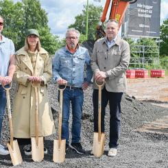 Första spadtaget. Pressbild: GBJbygg